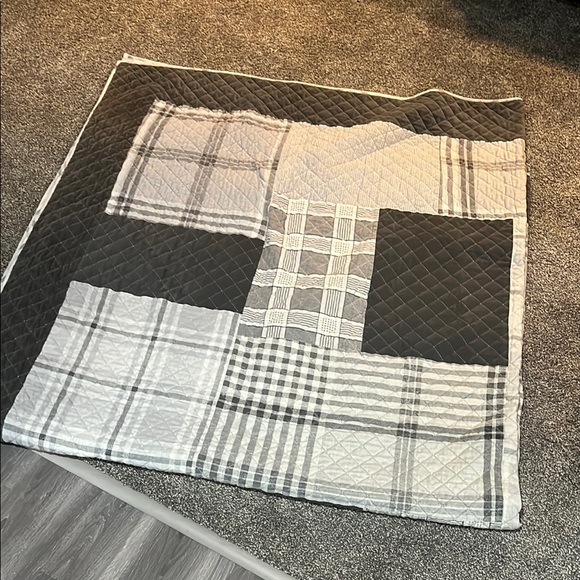 Cuddleduds Plaid Patchwork Quilt - Black and Gray full/queen